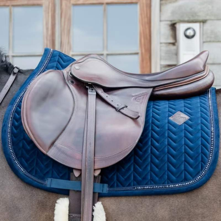 Saddle Pad Velvet Pearls Navy in the group Horse Tack / Saddle Pads / All-Purpose & Jumping Saddle Pads at Equinest (42590Ma_r)