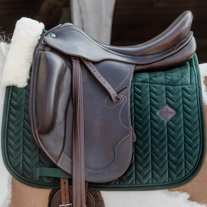 Dressage Saddle Pad Skin Friendly Velvet Green in the group Horse Tack / Saddle Pads / Dressage Saddle Pad at Equinest (4270674DRGN_r)