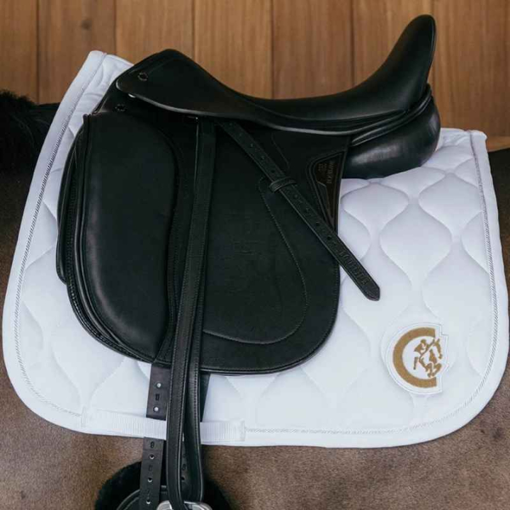 Dressage Saddle Pad Wave 3D Logo White in the group Horse Tack / Saddle Pads / Dressage Saddle Pad at Equinest (4271802DRWH_r)