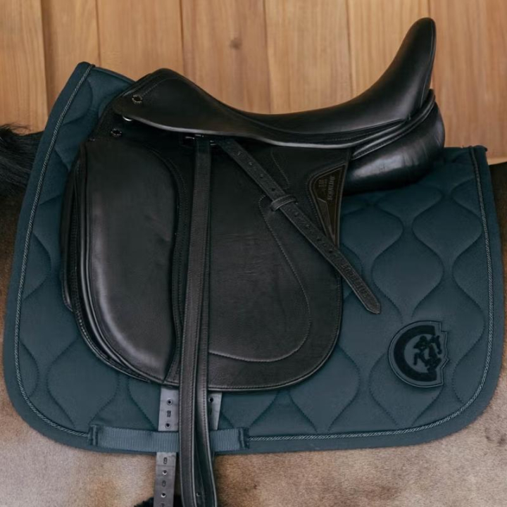 Dressage Saddle Pad Wave 3D Logo Green in the group Horse Tack / Saddle Pads / Dressage Saddle Pad at Equinest (4271874DRGN_r)