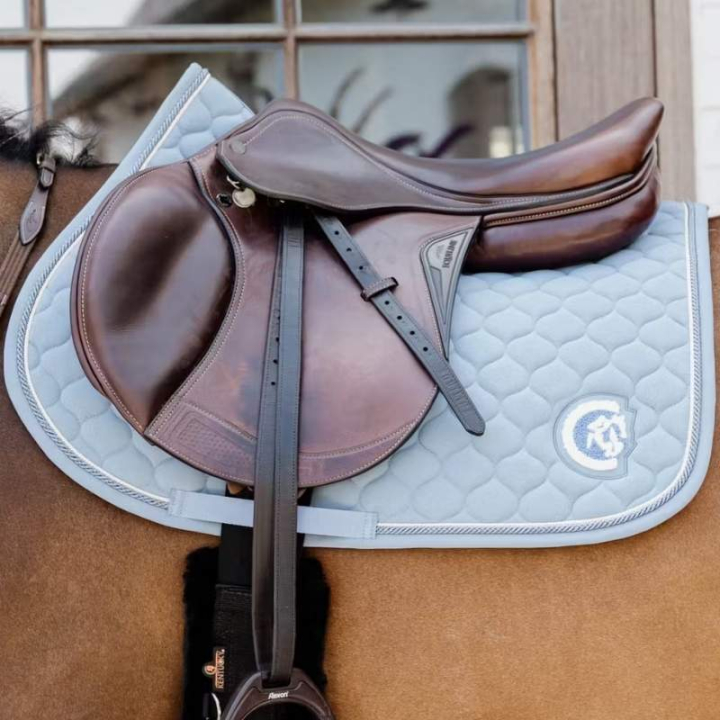 Saddle Pad Onion Quilt 3D Logo Light Blue in the group Horse Tack / Saddle Pads / All-Purpose & Jumping Saddle Pads at Equinest (4272861SJLBL_r)