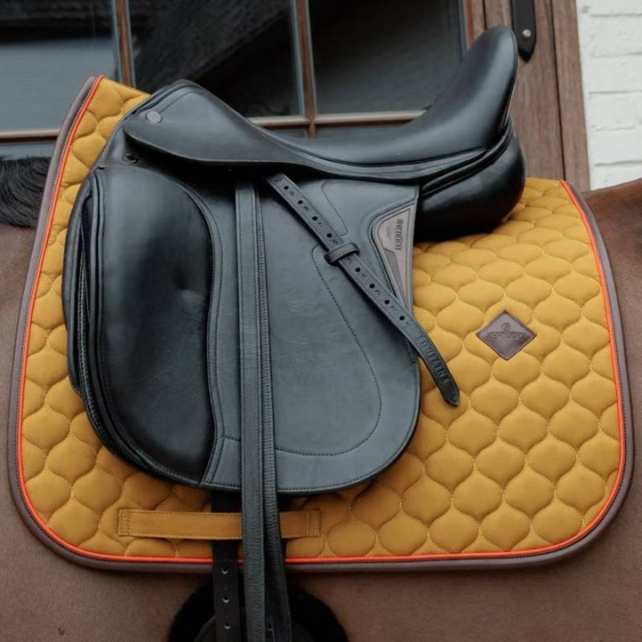 Dressage Saddle Pad Onion Quilt Leather Khaki in the group Horse Tack / Saddle Pads / Dressage Saddle Pad at Equinest (4274376DRKGN_r)