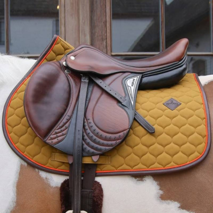 Saddle Pad Onion Quilt Leather Khaki in the group Horse Tack / Saddle Pads / All-Purpose & Jumping Saddle Pads at Equinest (4274376SJKGN_r)