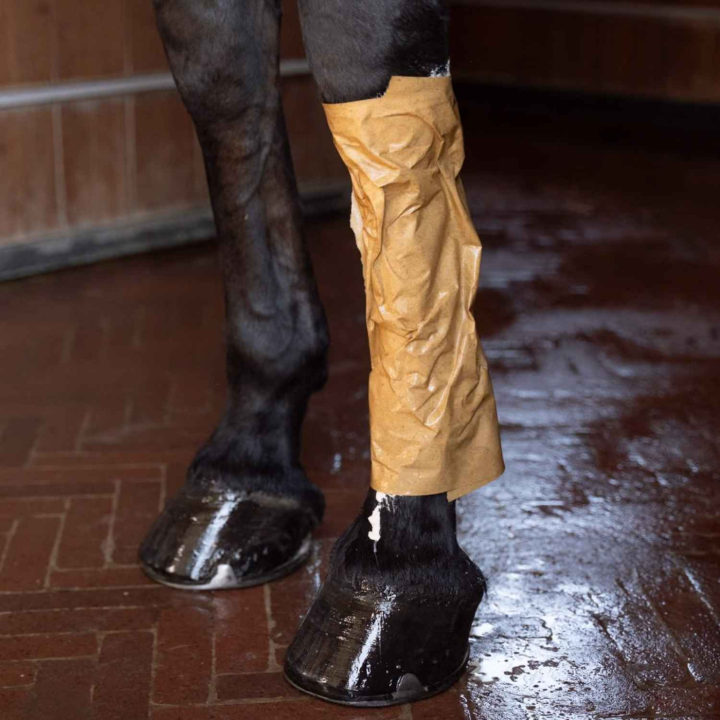 Horse Leg Clay Paper 20m in the group Grooming & Health Care / Liniments & Clays / Cooling Clay at Equinest (7214420M)