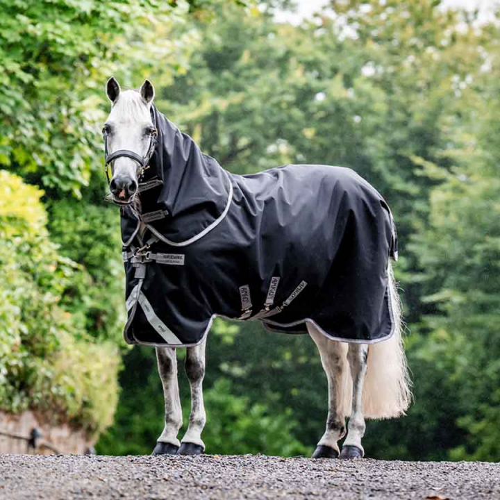Winter Rug with Hood Amigo Bravo 12 Plus Bundle (50g+100g+200g) V-Front Black/Gray in the group Horse Rugs / Turnout Rugs / Winter Rugs at Equinest (AARDM2BA)