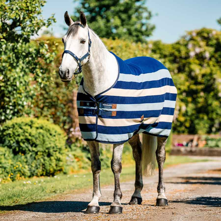 Fleece Rug Newmarket Cooler Witney Navy in the group Horse Rugs / Fleece Rugs at Equinest (ACHFBNVRKWNA_r)