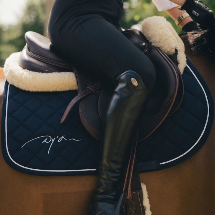Saddle Pad Diamond Navy Blue in the group Horse Tack / Saddle Pads / All-Purpose & Jumping Saddle Pads at Equinest (HO22KNAFNA_r)