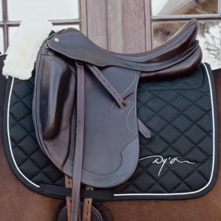 Dressage Saddle Pad Skin Friendly Vegan Sheepskin Black in the group Horse Tack / Saddle Pads / Dressage Saddle Pad at Equinest (HO22NBLFBA_r)