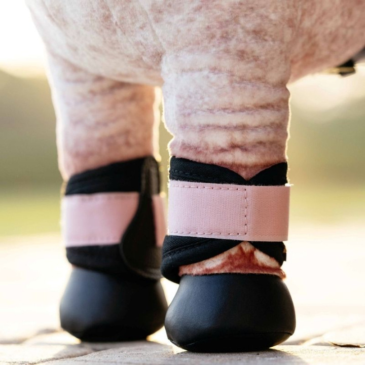 Brushing Boots Toy Pony Grafter Black/Light Pink in the group Hobby Horses & Toy Horses / Toy Horse Tack at Equinest (IT062930BLLP)