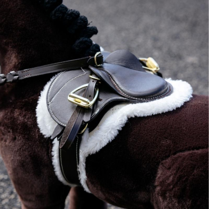 Hunter Saddle Pad & Girth Toy Pony Hunter Brown in the group Hobby Horses & Toy Horses / Toy Horse Tack at Equinest (IT062960BR)