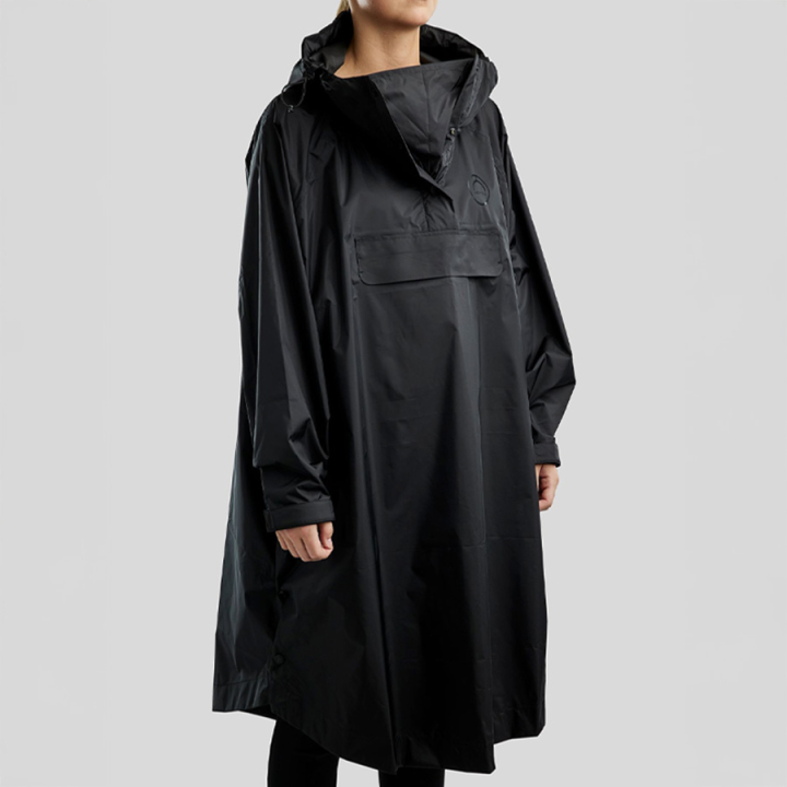 Rain Poncho MoRianne Black in the group Equestrian Clothing / Coats & Jackets / Raincoats at Equinest (RA24114OSBA-Onesize)