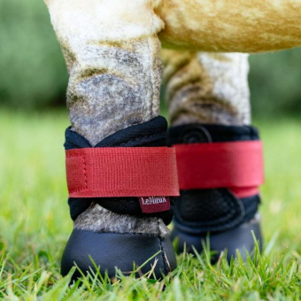 Brushing Boots Toy Pony Grafter Black/Red