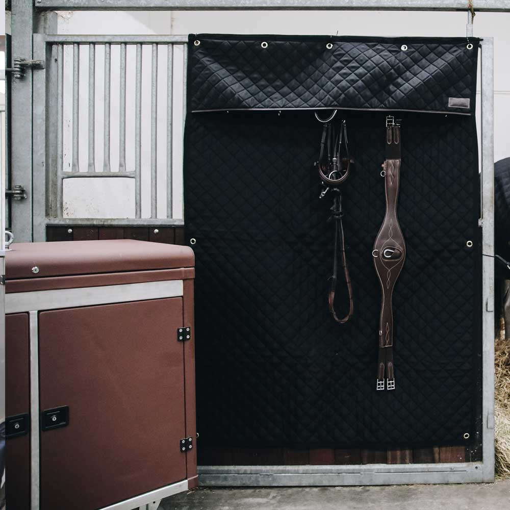 Stable Curtain Black