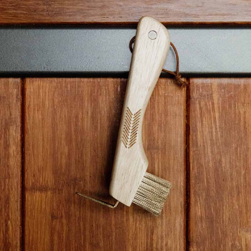Hoof Pick Metal Bristle & Magnet